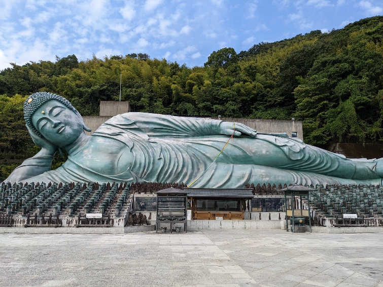 全長41メートル、高さ11メートルあり、ブロンズ製では世界最大級の仏像です。