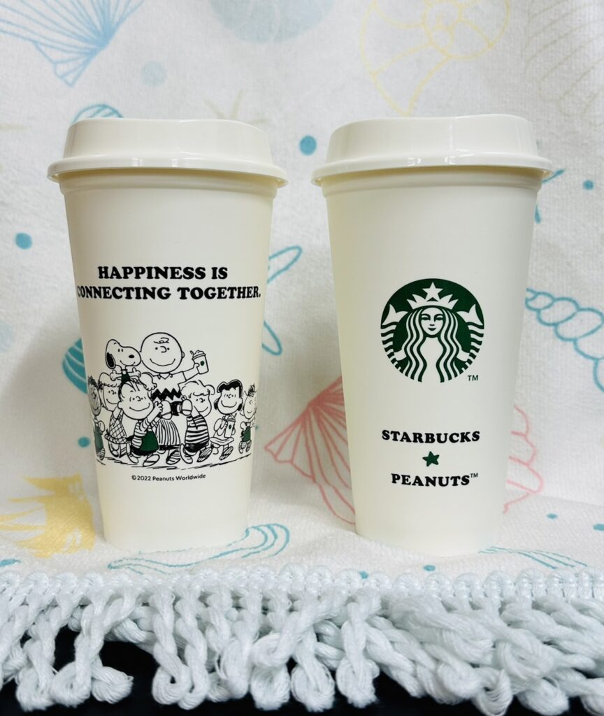 スターバックスとスヌーピーのコラボカップ