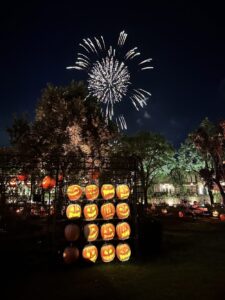 ハロウィンイルミネーションと花火のコラボは絶景